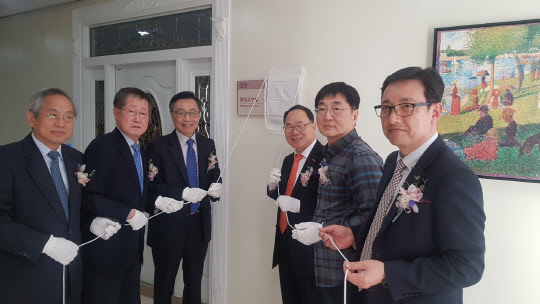 지난 13일 오후 포스텍 환경공학동 326호에서 열린 도레이첨단소재 명예 교수실 오픈 행사에서 이인범 교수(왼쪽부터), 이경희 명예교수, 이건홍 주임교수, 이영관 회장, 박찬언 명예교수, 박서진 전무 등이 기념사진을 찍고 있다. <도레이첨단소재 제공>